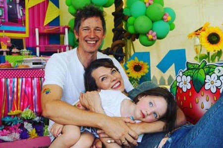 A photo of Dashiel with her parents.